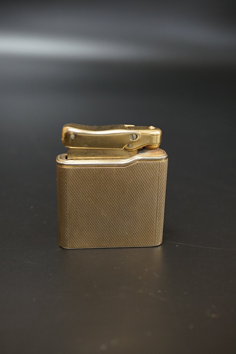 A 9ct gold cased engine turned Calibri lighter, 4cm wide